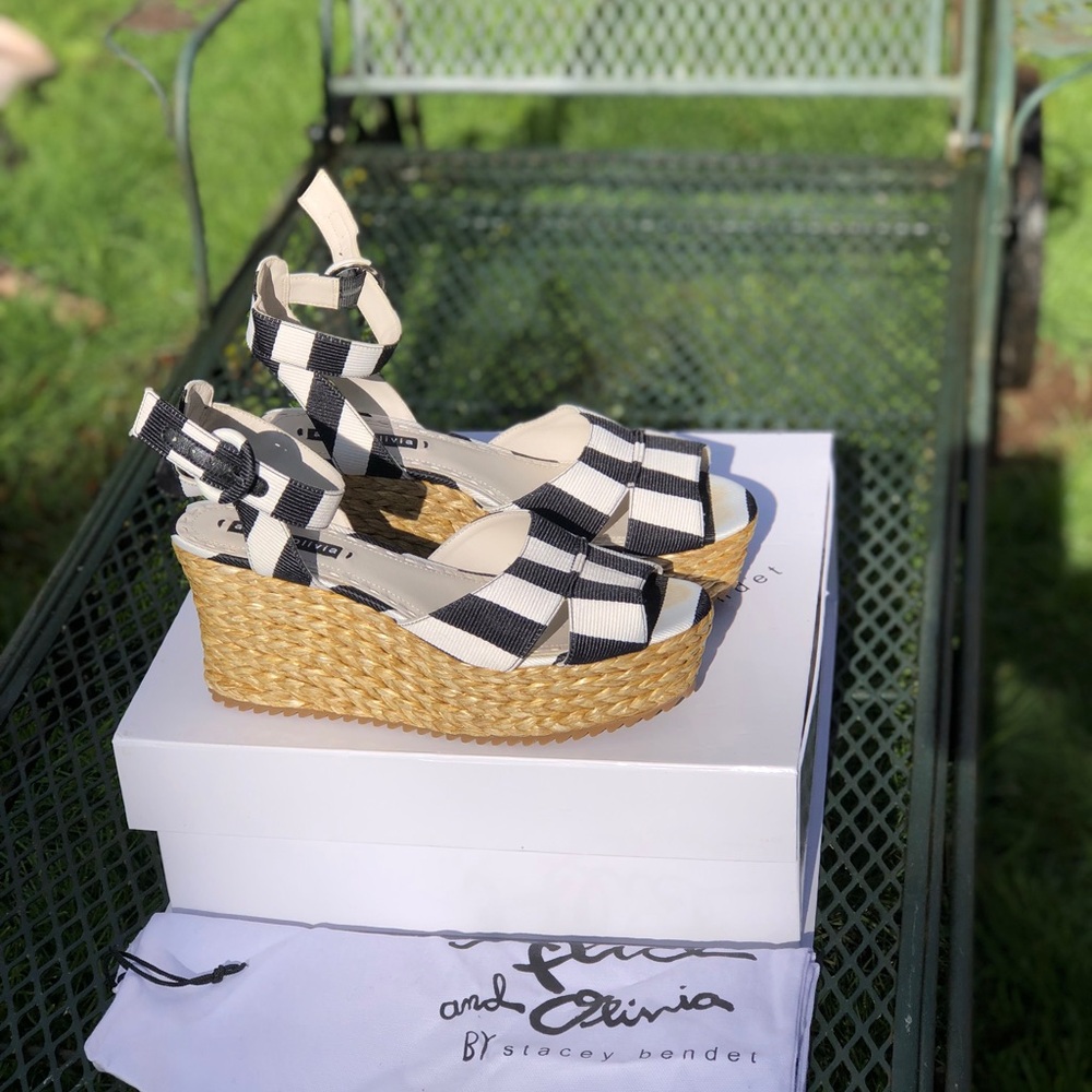 New With Box & Bag Alice & Olivia Roberta platform sandals black and white Sz 9